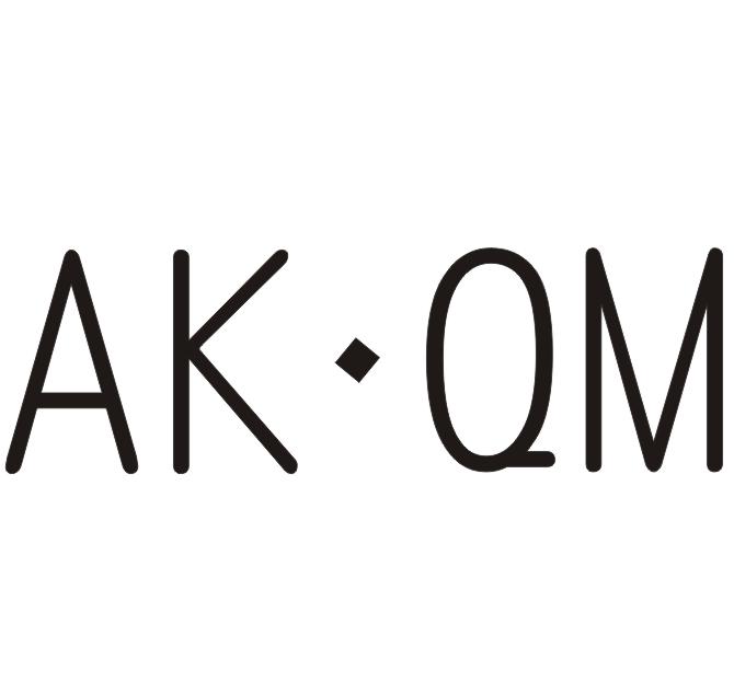 AK·QM